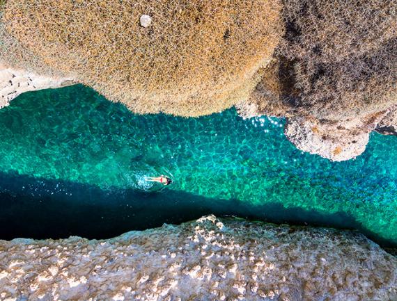 Grotte de Papafragas, plage creusée dans l’île de Milos, Cyclades, mer Egée, Grèce.
