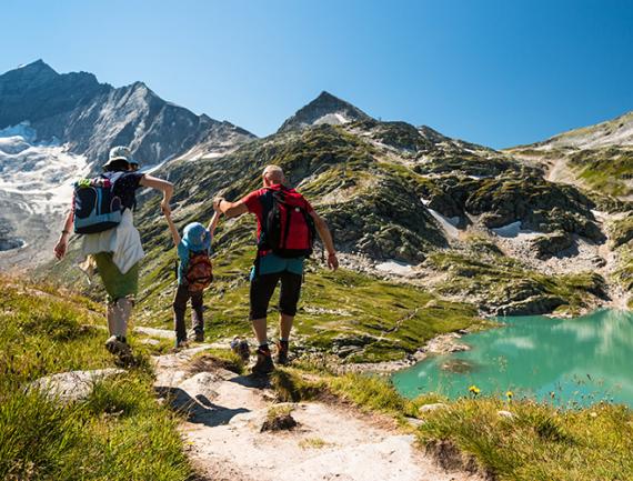 Famille en vacances dans les Alpes, Autriche.