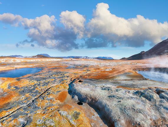 Fumerolles et des bassins de boue en ébullition, activité géothermique de Hverir, Islande.