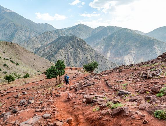 Randonneur sur le chemin de randonnée dans la vallée de l’Azeden, Toubkal, Maroc.