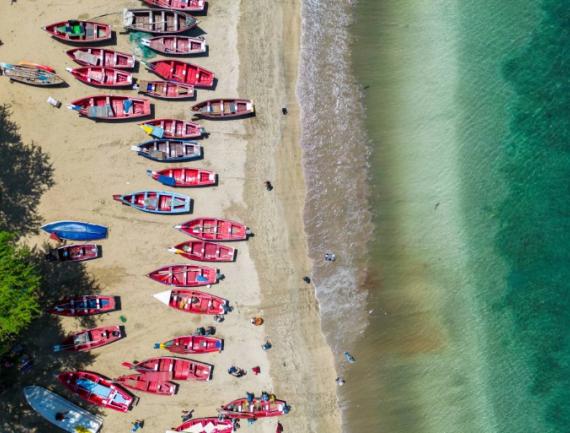 Vue aérienne de la plage de Tarrafal et ses bateaux de pêches en bois colorés, rangés sur le sable, Cap-Vert