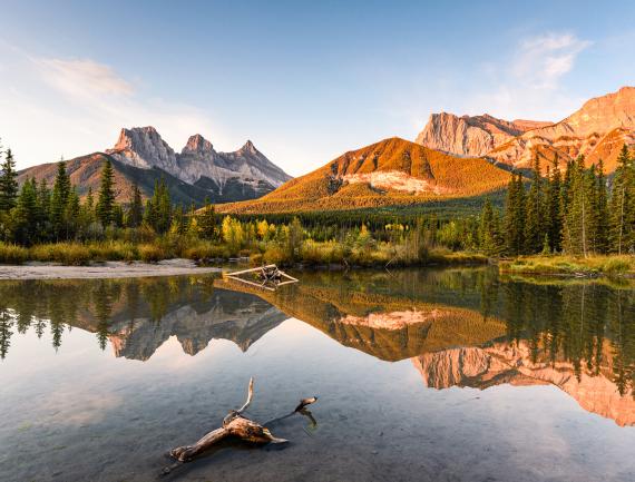 Three Sisters surplombant l’étang au lever du soleil en automne dans le parc national de Banff, Canada