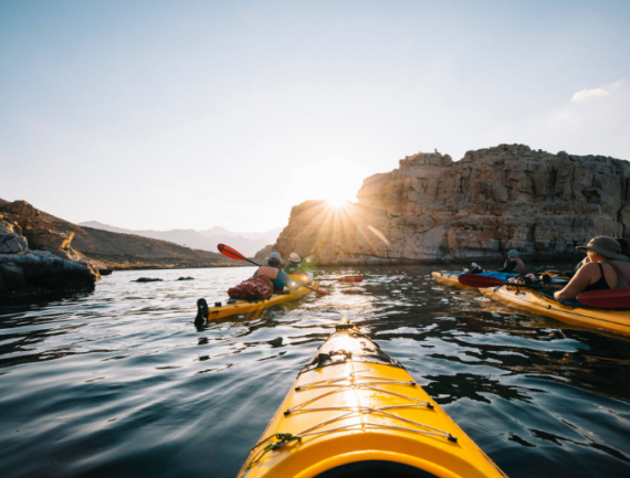 Randonneurs en kayaks de mer dans les fiords en Oman
