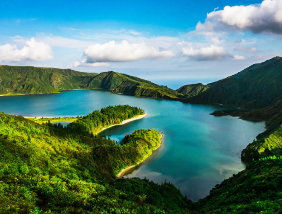 Panorama de Sete Cidades Caldera avec 4 lacs et vue sur l'Atlantique, Champs verts et collines,  Açores, île de São Miguel, Portugal