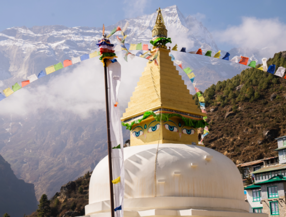 Stupa bouddhiste et drapeaux de prière au centre de Namche Bazar, vallée du Khumbu