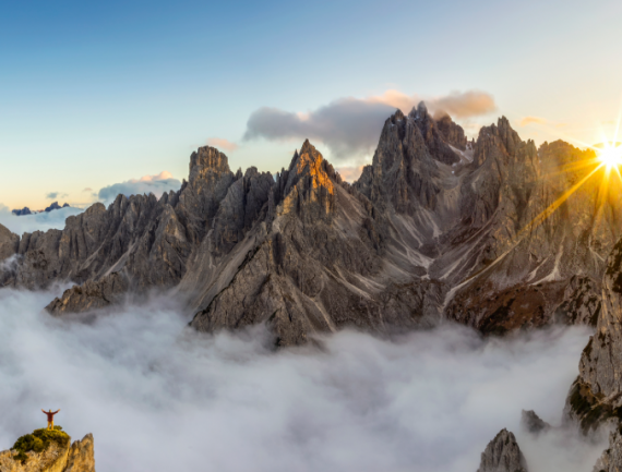 Coucher du soleil dans les alpes italiennes près du Tre Cime di Lavaredo, Italie