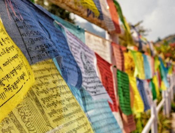 Pagode de la paix mondiale, drapeaux de prières, Pokhara, Népal