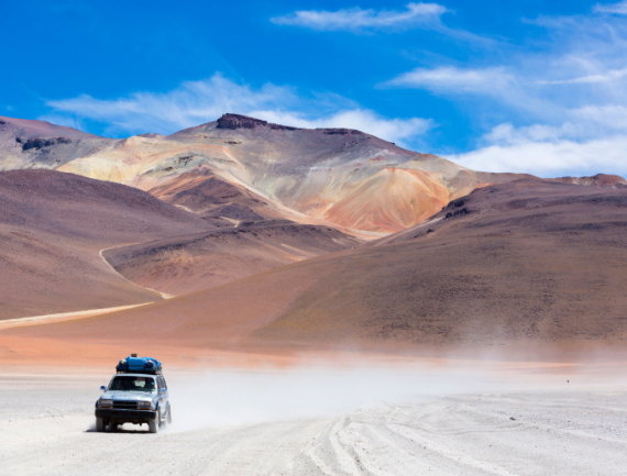 4x4 dans le désert d’Atacama dans la réserve nationale de faune andine Eduardo Avaroa, Bolivie