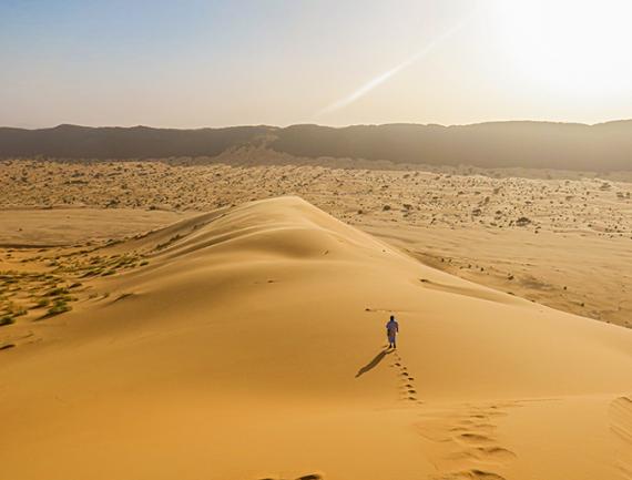 Randonneur dans les dunes près de la crète de Chatou Es Saghir, Mauritanie