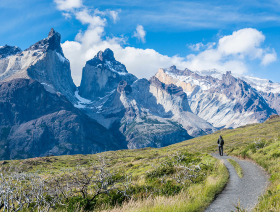 Randonneur sur la route de Los Cuernos dans le parc national Torres del Paine dans le sud du Chili, Patagonie