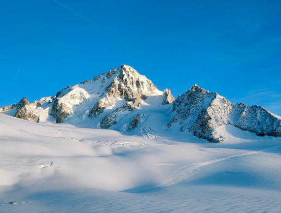 Montagne des Alpes enneigée sur la Haute route Chamonix-Zermatt à ski
