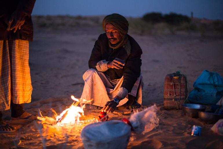 © 2018 Mauritanie Christophe Levet Homme devant un feu de camp, dans le désert, Mauritanie