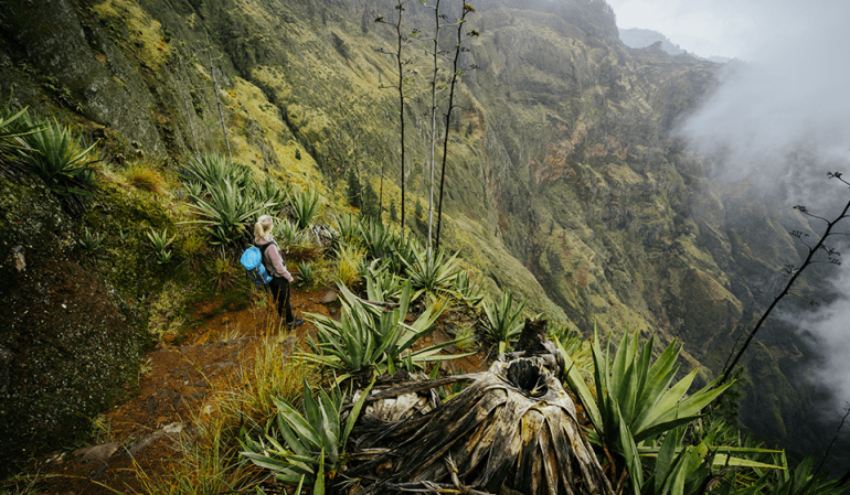 © Istock - miniloc Randonneuse à Santo Antao, Cap-vert