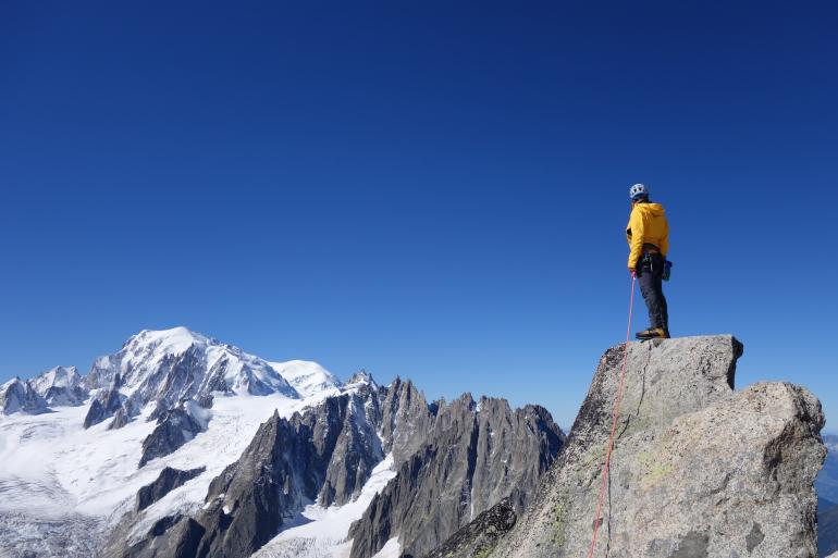 Alpiniste face au Mont Blanc