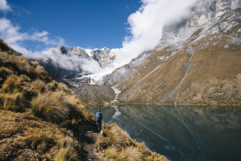 Sentier le long du lac Siula Cocha au Pérou