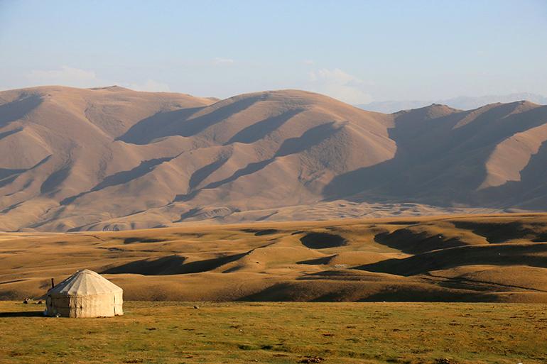 © Jean-Marc Toussaint Yourte devant un paysage montagneux du Kirghizstan