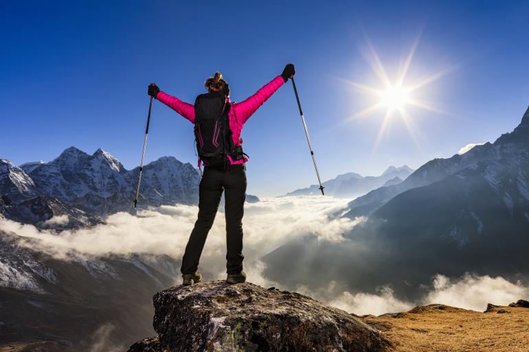 © istock - hadynyah Randonneuse au le Parc National du Mont Everest