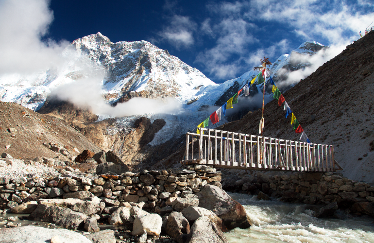 Riviere au pied du mont Makalu