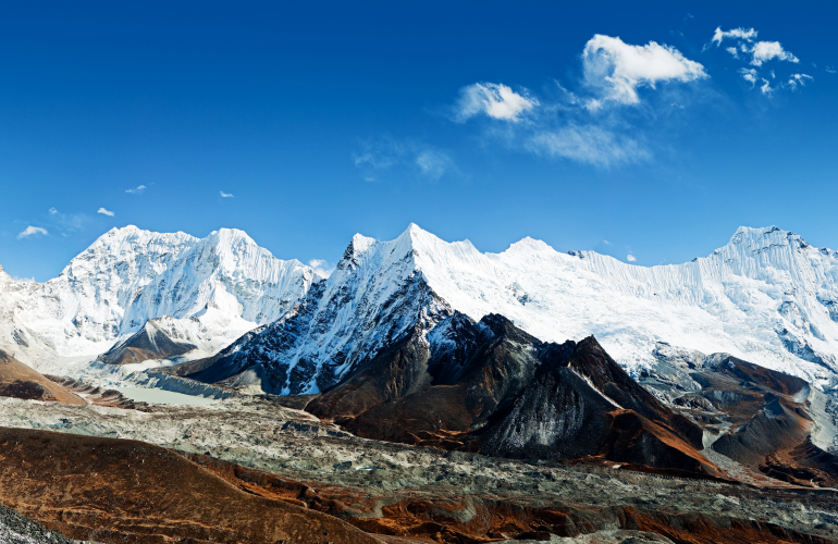 © istock - hadynyah Panorama Makalu