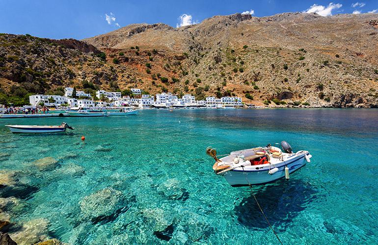 Village de Loutro avec bateau au premier plan, Crète, Grèce.