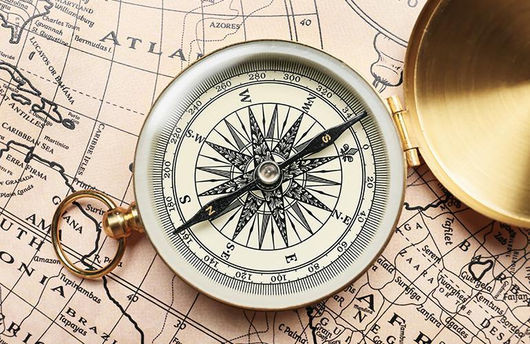 © Pixel-Shot - Adobe Stock Boussole sur une vieille carte du monde.
