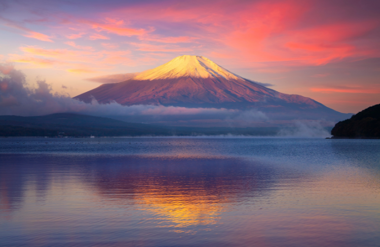 Scène tranquille du mont Fuji et du lac Yamanaka au lever du soleil, Japon.