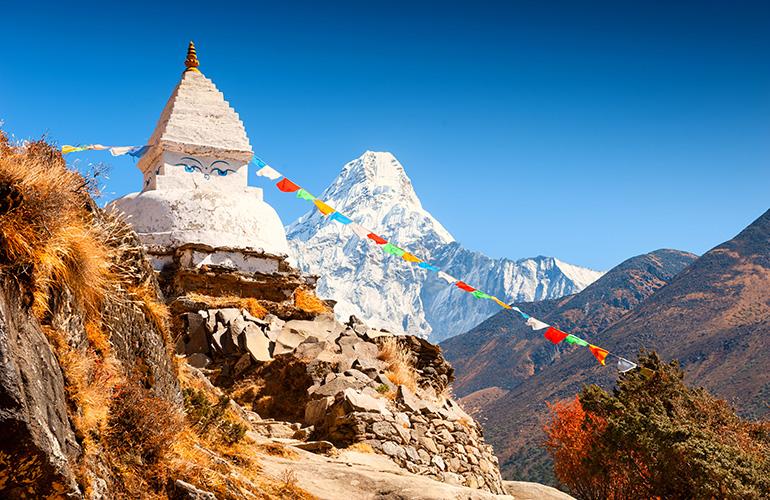 © smallredgirl - Adobe Stock Stupa devant le mont Ama Dablam, Himalaya, Népal.