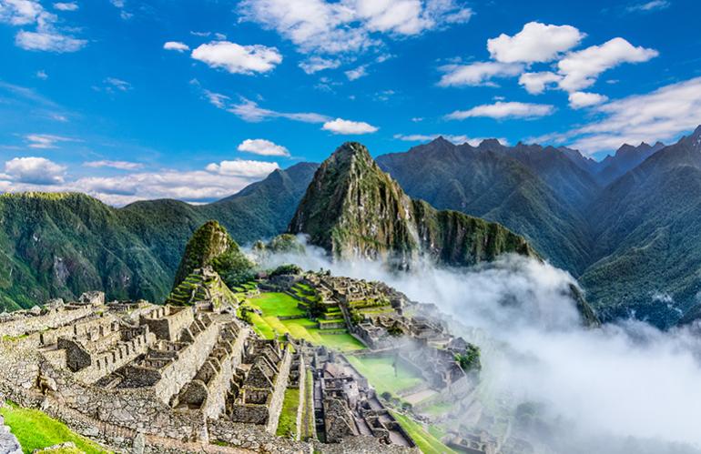 Panorama sur le Machu Picchu dans la brume, Pérou.