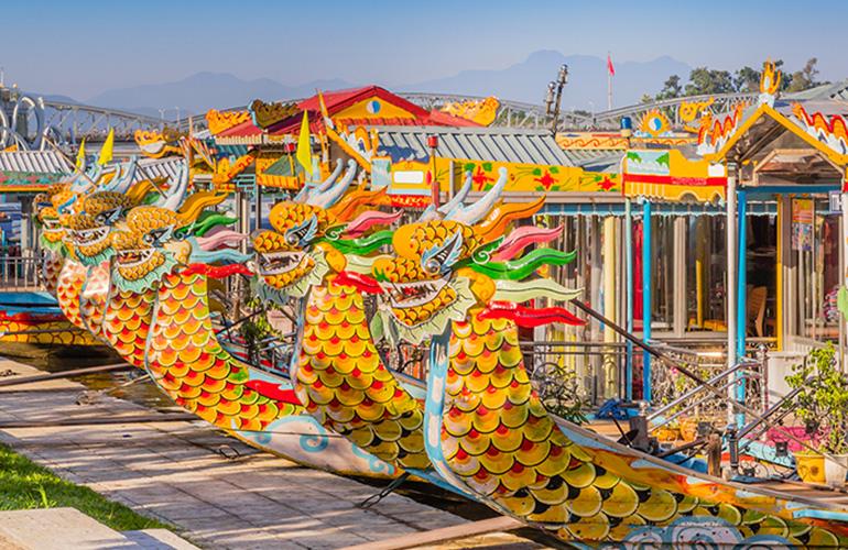 Bateaux en forme de dragon à Hué, Vietnam
