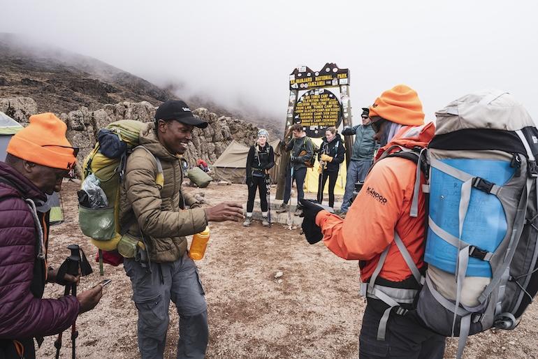 © Chavy - Jocelyn - Allibert porteurs et guides Kilimandjaro