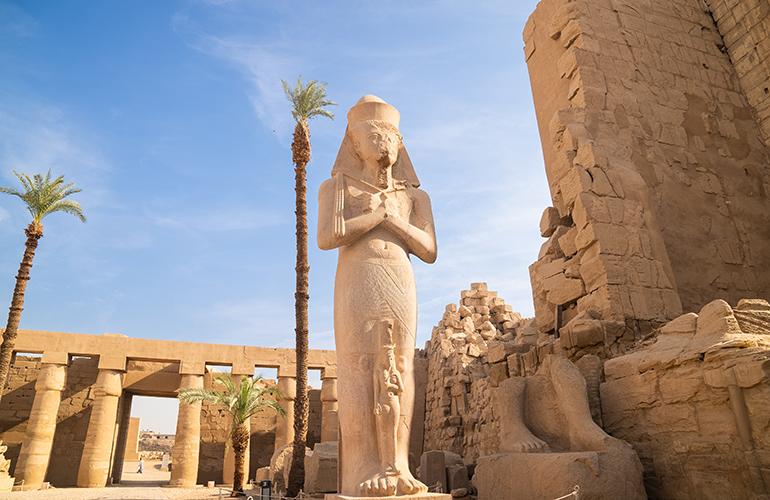 Statue de Ramses dans le temple de Karnac - Egypte