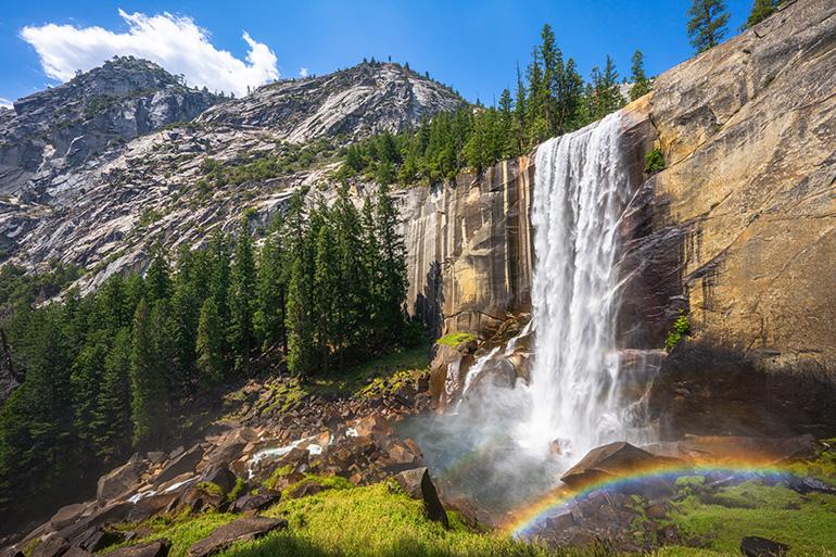 © Christian B - Adobe Stock Cascade sur le sentier de la brume dans le parc national de Yosemite, Californie, Etats-Unis.