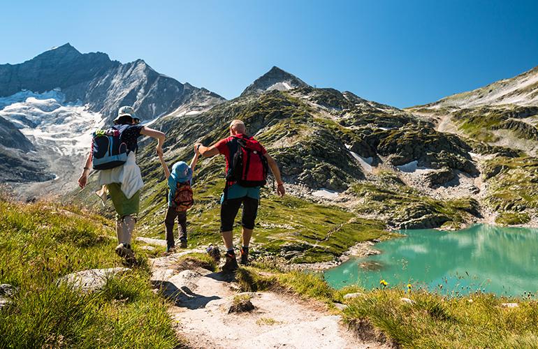 © lukasx - Adobe Stock Famille en vacances dans les Alpes, Autriche.