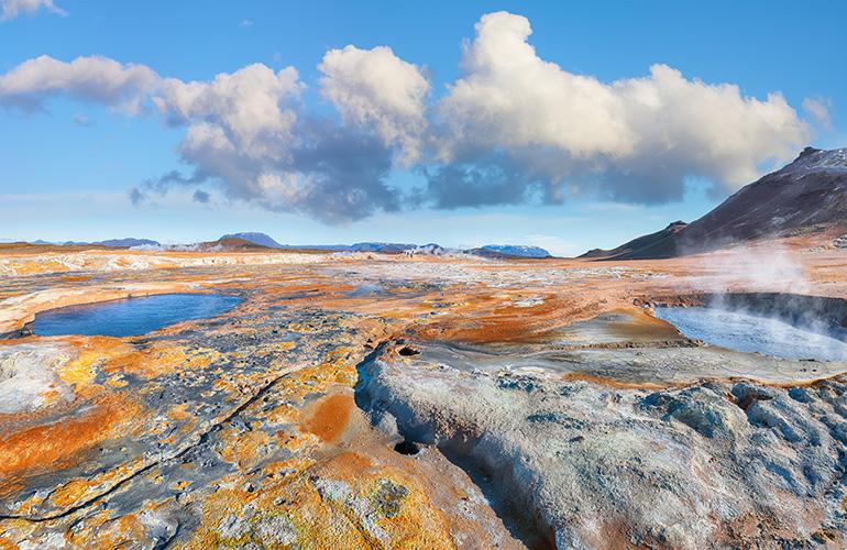 © pilat666 - Adobe Stock Fumerolles et des bassins de boue en ébullition, activité géothermique de Hverir, Islande.