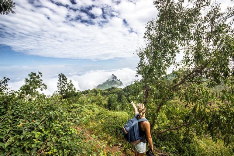 © Larwin - shutterstock Randonneuse pointant le panorama sur un sentier de Sao Nicolao
