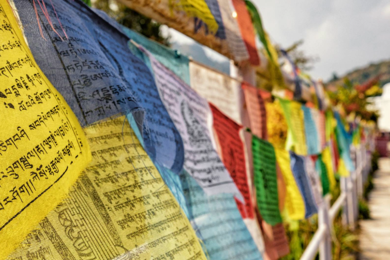Pagode de la paix mondiale, drapeaux de prières, Pokhara, Népal