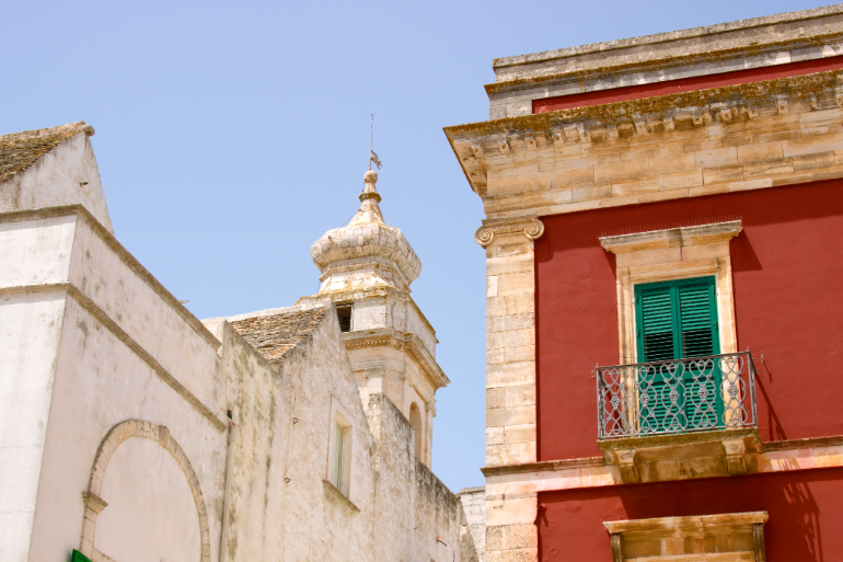 Architecture de Locorotondo dans la province de Brindisi dans les Pouilles, Italie