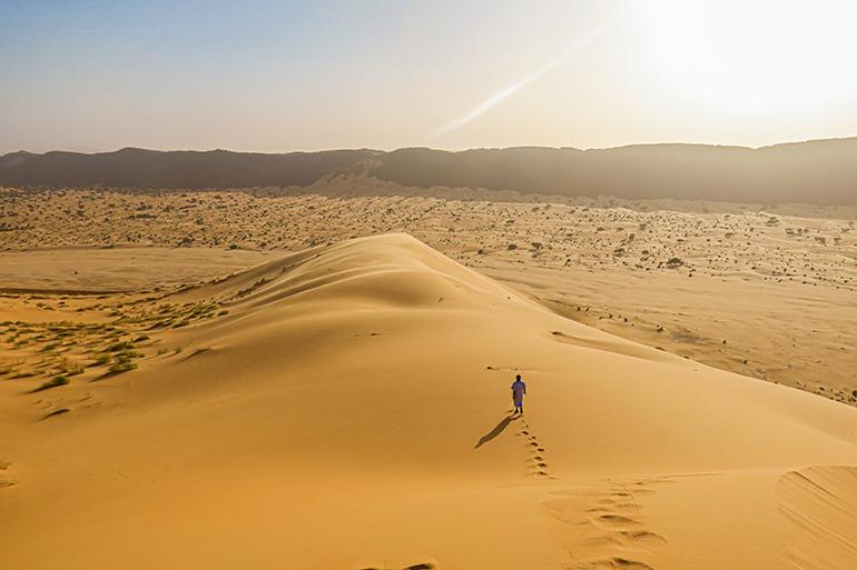 Randonneur dans les dunes près de la crète de Chatou Es Saghir, Mauritanie